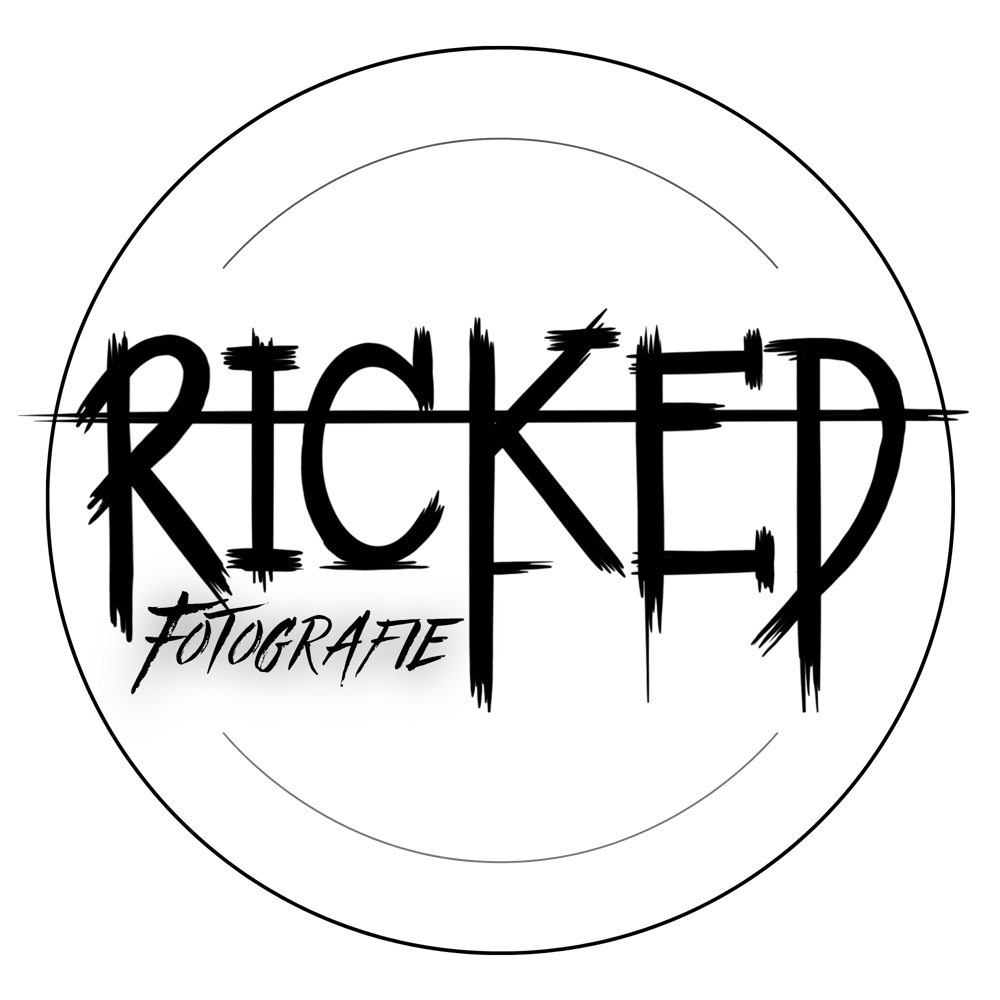 RICKED Logo in markanter, stacheliger Schriftzug mit kleinem „Fotografie“ Schriftzug darunter. Umkreist.