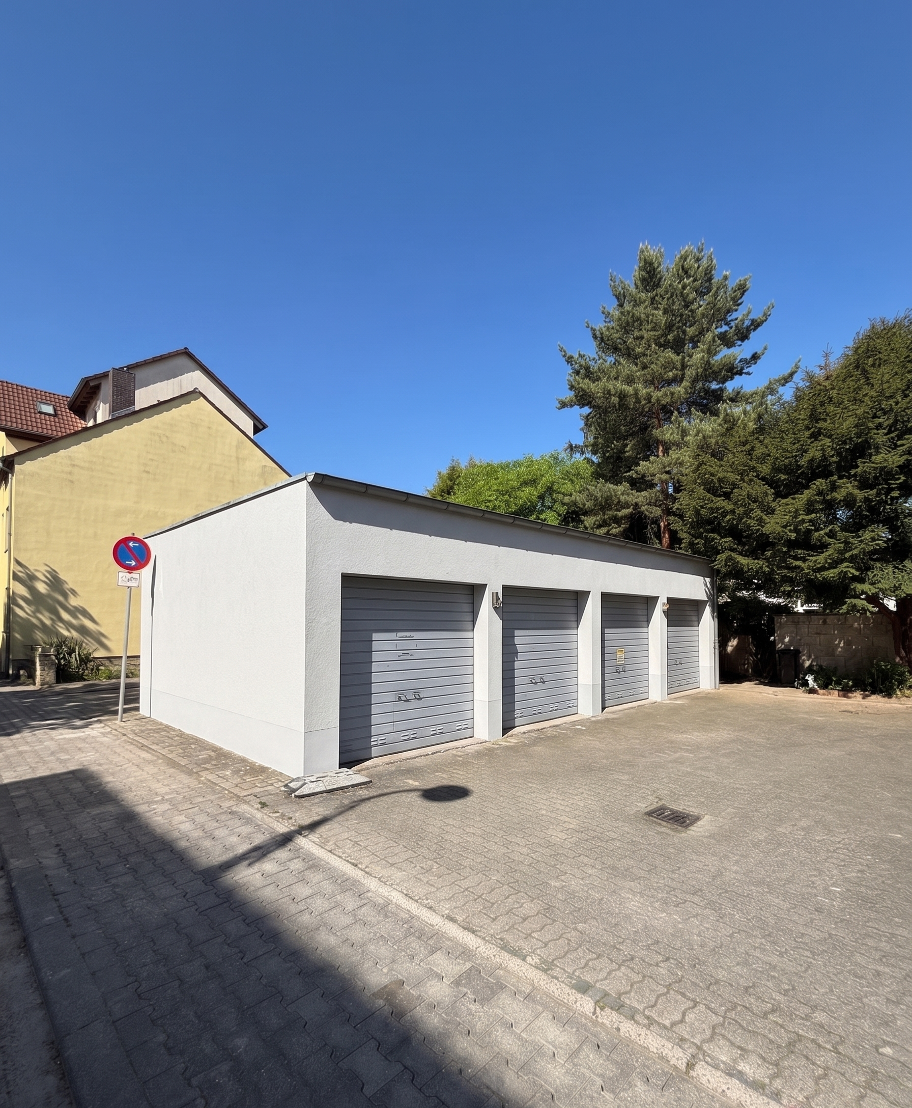 Garagenzeile im Innenhof