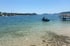 Jetski im Meer am Strand mit einem Steg vor der Villa Tequila.