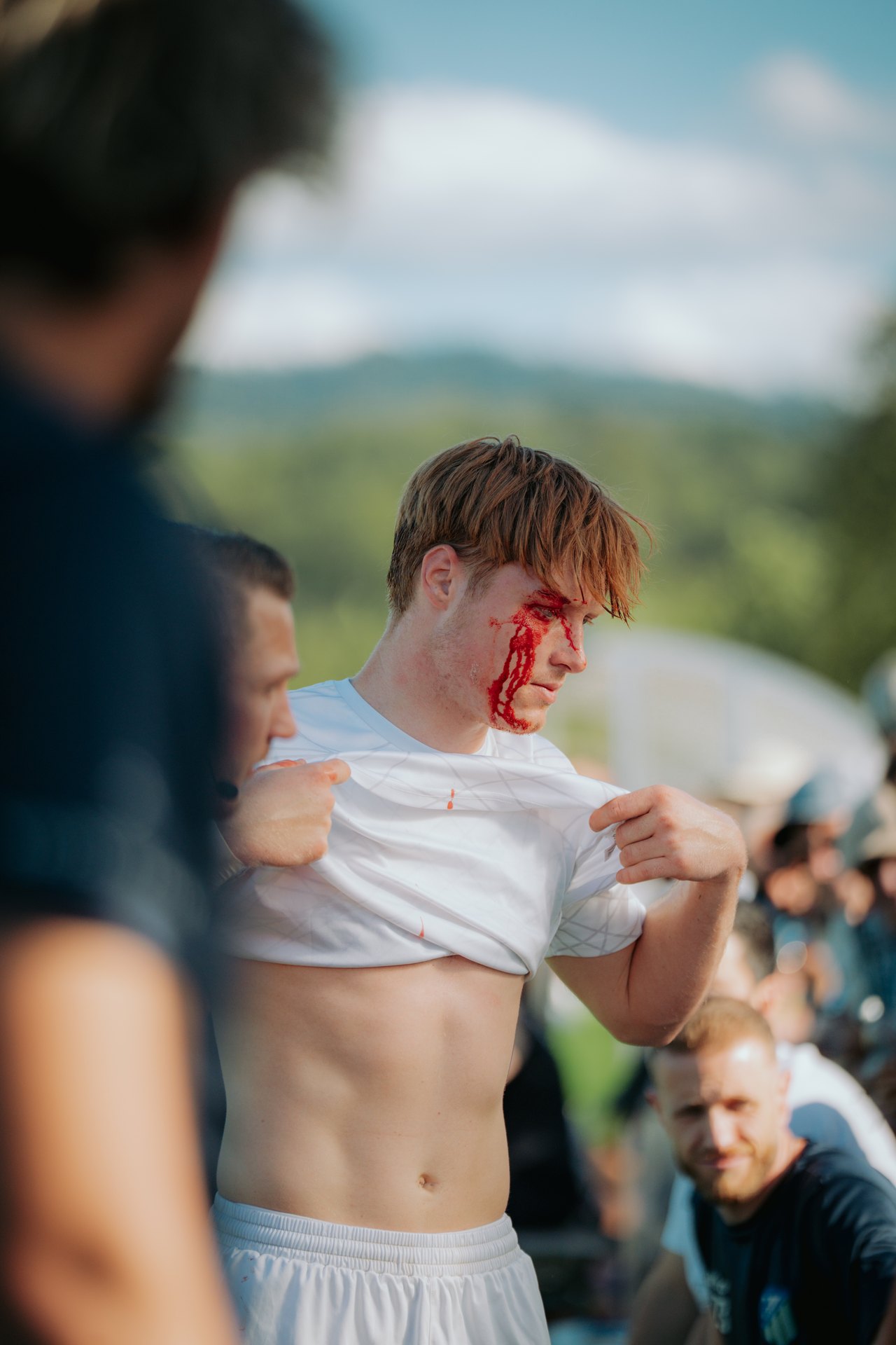 Spieler am Spielfeldrand nach einer Verletzung