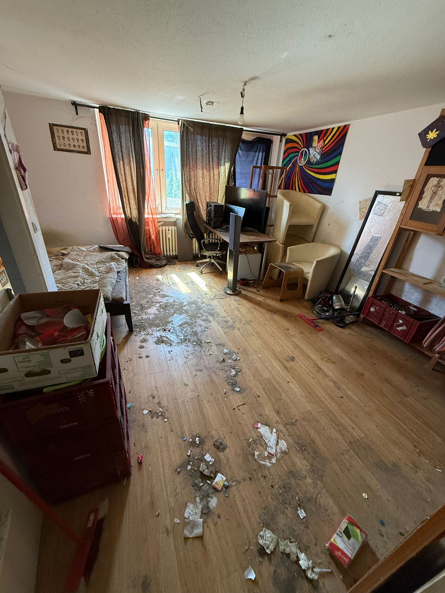 Vollgestellte Wohnung vor der Haushaltsauflösung in Bielefeld