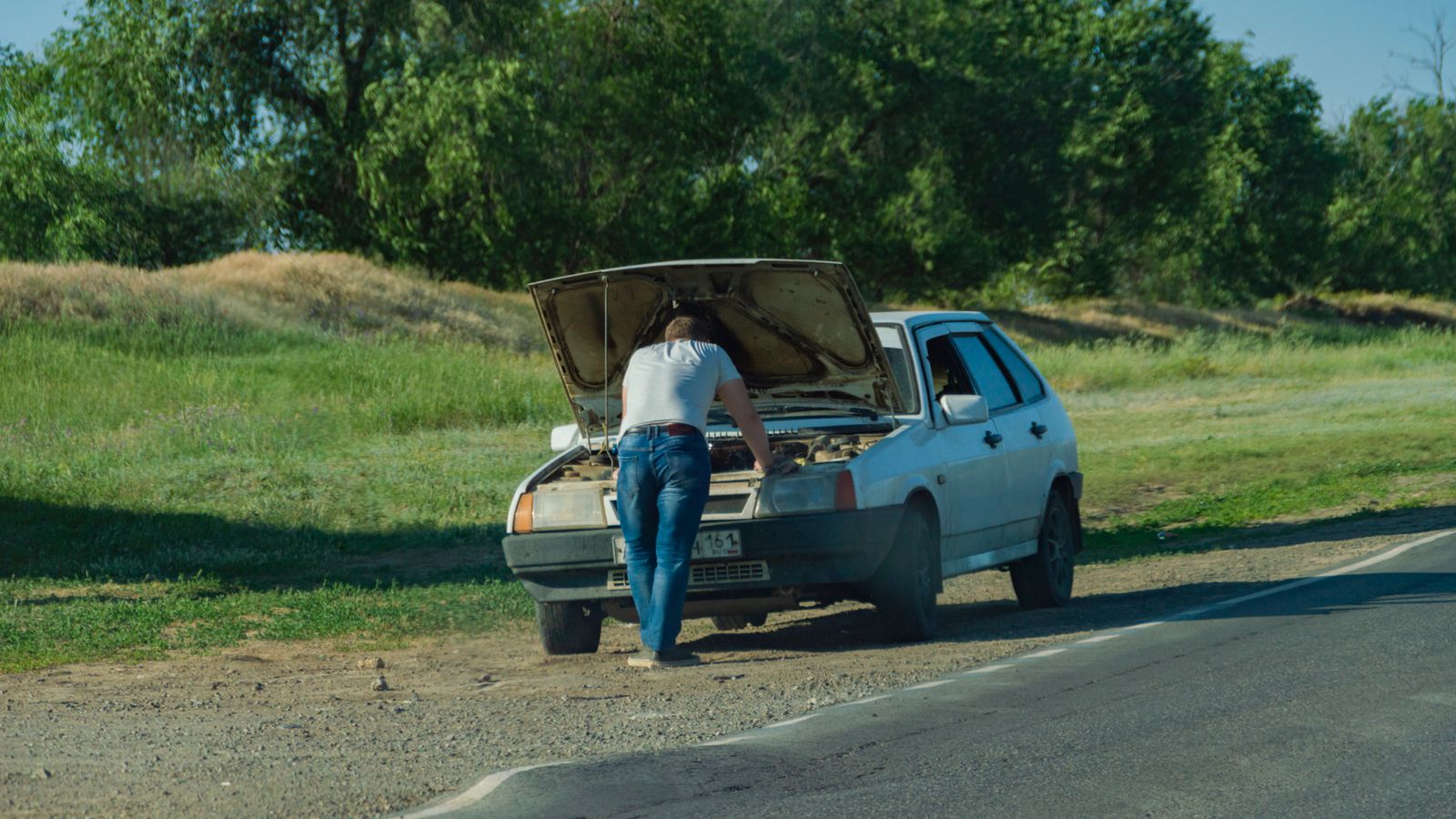 what to do when your car breaks down on I-4 near Lake Mary, a driver beside a car on the roadside