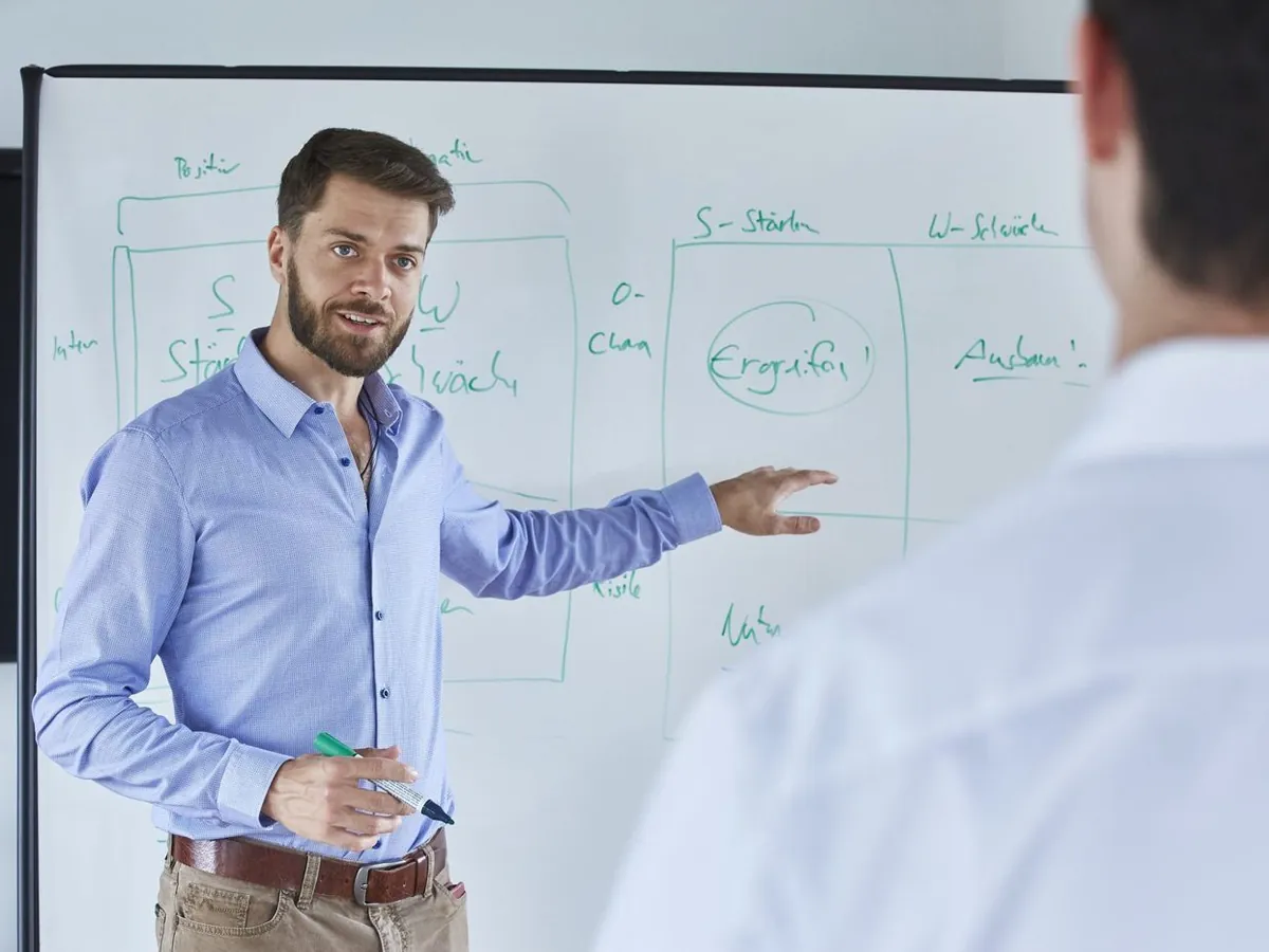 Nils Westrich erklärt im Training am Whiteboard