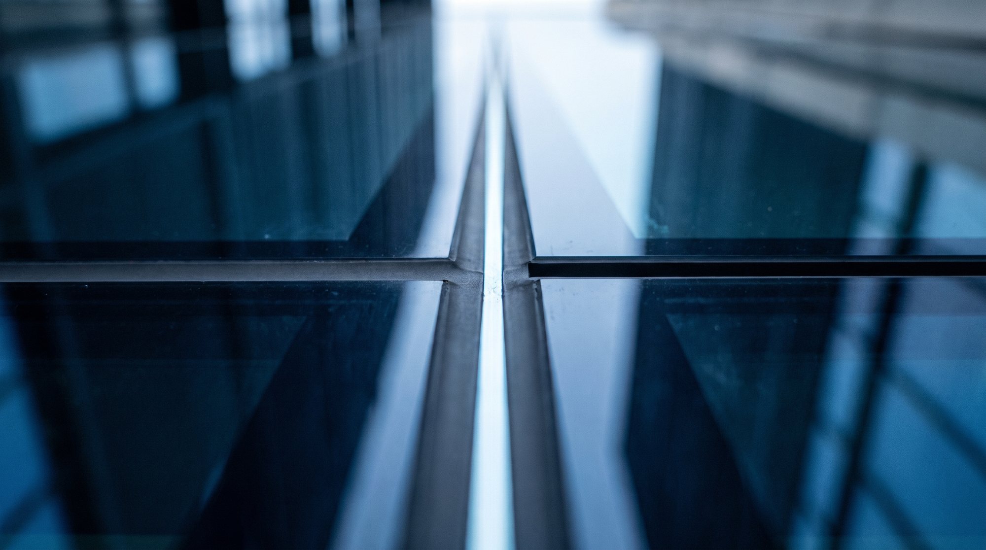 Detailaufnahme der Stossfuge zwischen zwei Glaselementen einer Fassade