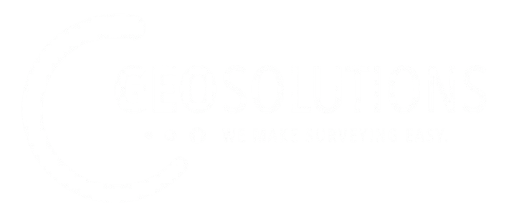 Logo von GEOSOLUTIONS: "WE MAKE SURVEYING EASY." in Weiß auf dunkelgrünem Hintergrund, mit großem C-Symbol.