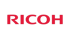 Roter Ricoh-Schriftzug auf dunkelgrünem Hintergrund.