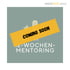 Graue Kachel mit Mikrofon-Symbol, Text "COMING SOON" auf gelbem Band, darunter "12-WOCHEN-MENTORING".