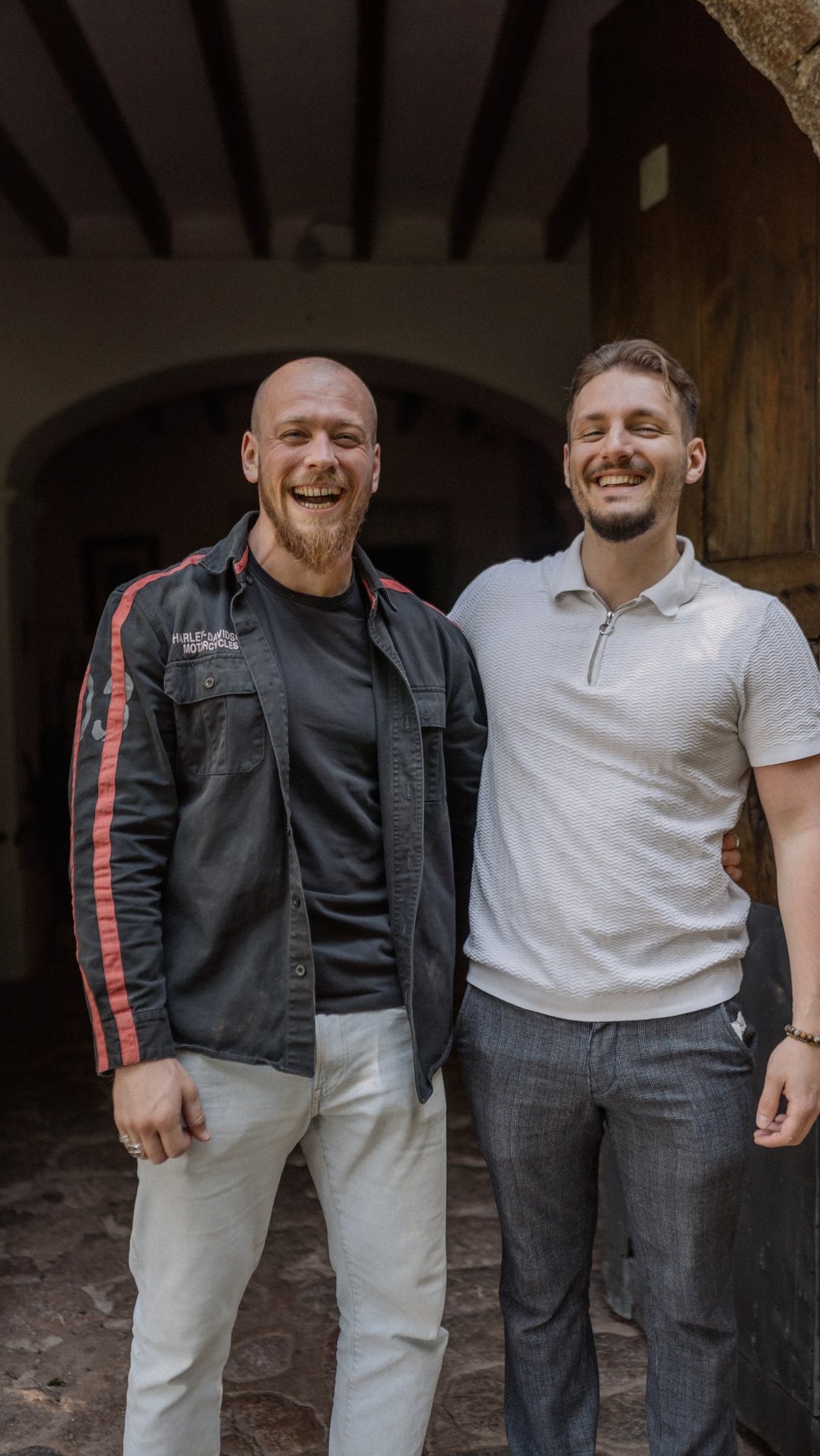 Zwei Männer lachen nebeneinander