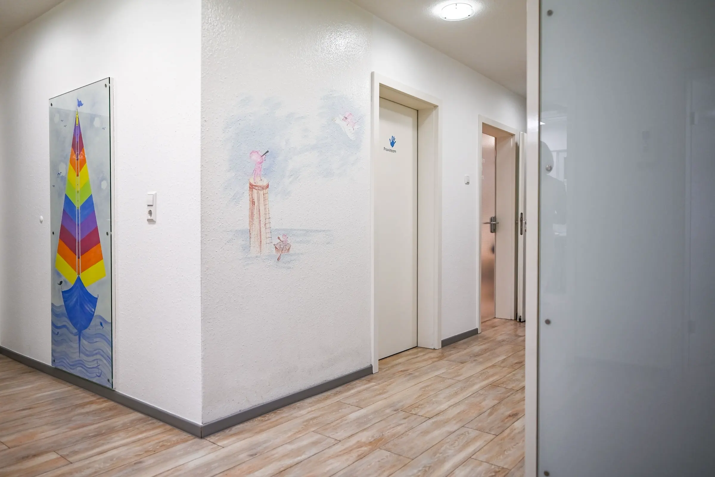 Freundlich gestalteter Praxisraum der Kinderzahnarztpraxis in Friedrichshafen