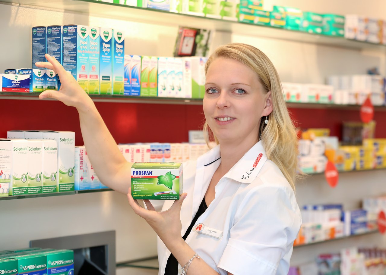 Mitarbeiterin der Fortuna-Apotheke am Sichtwahlregal