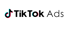 Das Bild zeigt das Logo und den Text für TikTok Ads. Das Logo ist ein stilisierter Buchstabe "d" mit einem Notenzeichen, das in Schwarz, Türkis und Rot dargestellt ist. Rechts davon steht in schwarzer, fettgedruckter Schrift "TikTok" und in normaler Schrift "Ads".