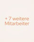 Text: "+ 7 weitere Mitarbeiter" in orangefarbener Schrift auf hellbeige Hintergrund.