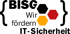 Ein Mann im Anzug sitzt an einem Tisch mit einem Laptop und Dokumenten, im Hintergrund ein Bildschirm mit "Emergency Recovery Plan".