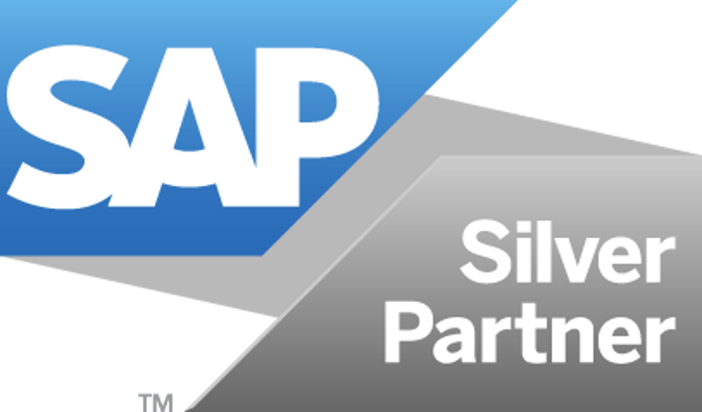 SAP-Logo auf blauem Hintergrund mit dem Schriftzug „Silver Partner“ auf grauem Hintergrund.