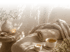 Ein Wellness-Arrangement mit flauschigen Handtüchern, einer Tasse Tee und brennenden Kerzen in sanftem Licht.