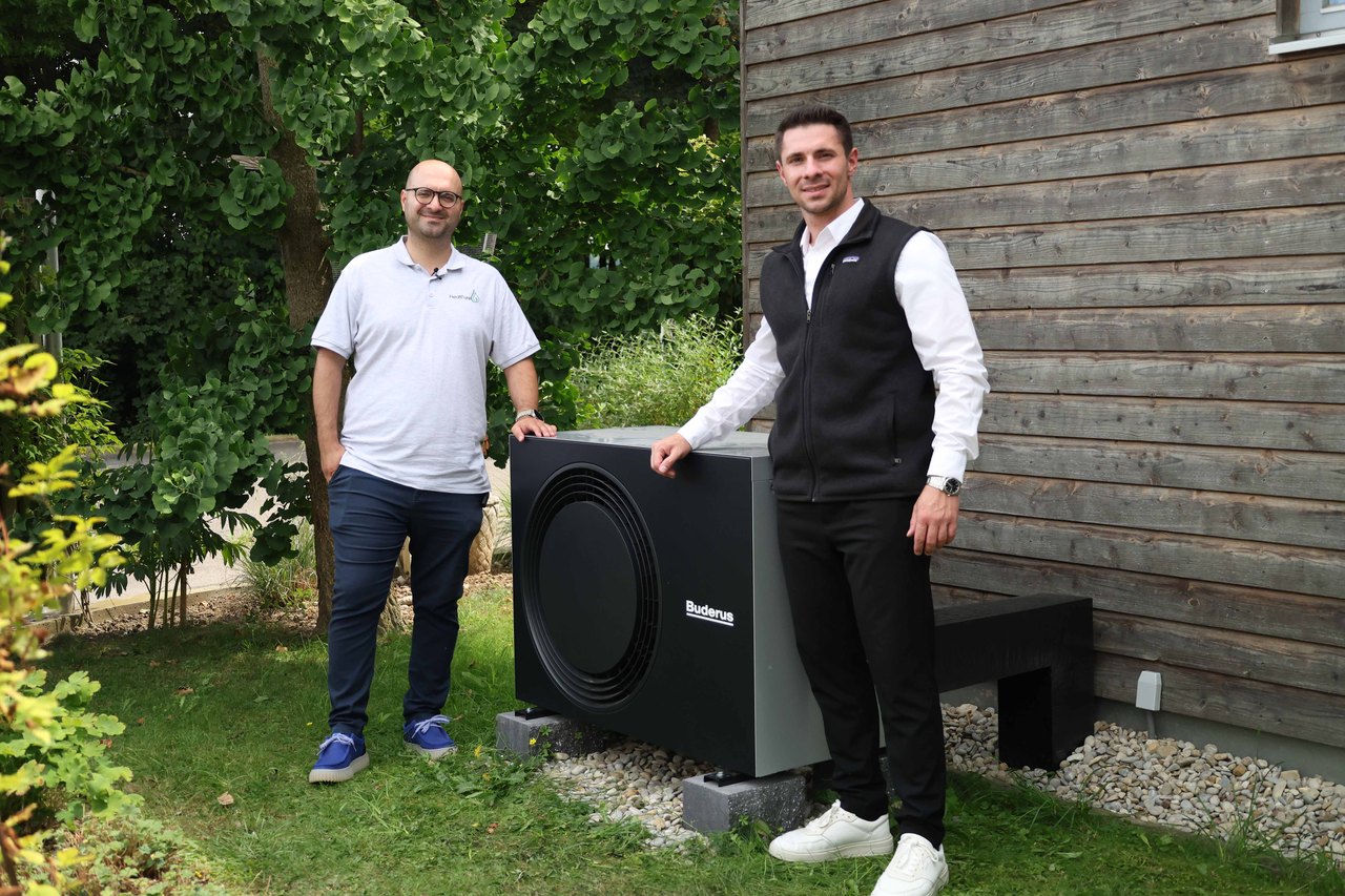 Justin Issel mit einem Kunden an der Wärmepumpe