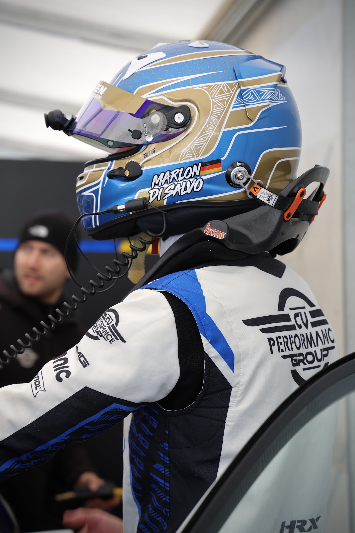 Marlon Di Salvo mit Helm und Funk in der Box