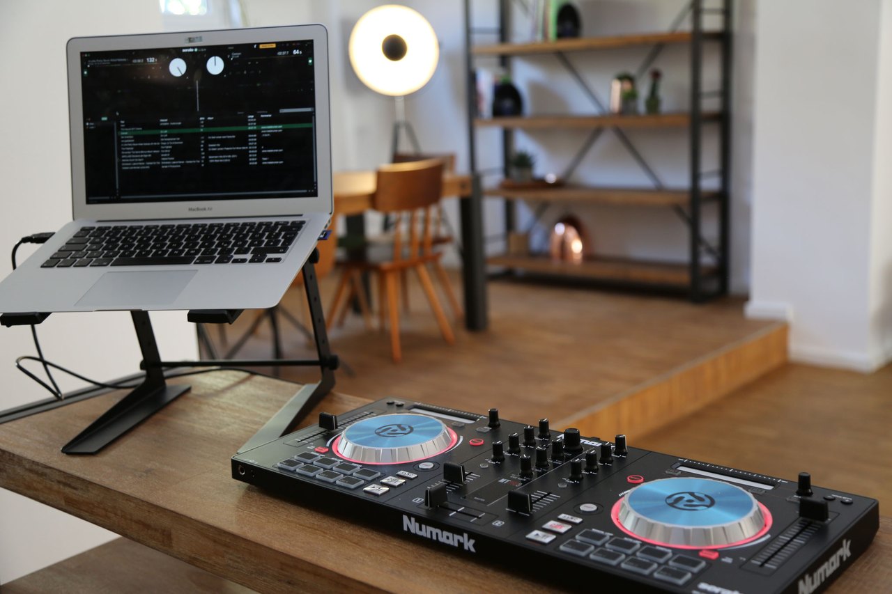 DJ-Controller und Laptop für Abendveranstaltungen in der Heldraumstation