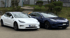 Zwei Tesla Model 3 Autos, ein weißes und ein dunkelblaues, parken nebeneinander auf einer Straße.