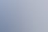 Ein Mann zeigt einem Vater und seiner Tochter eine Tablet-App in einem Raum mit Solarmodulen und Wechselrichtern.