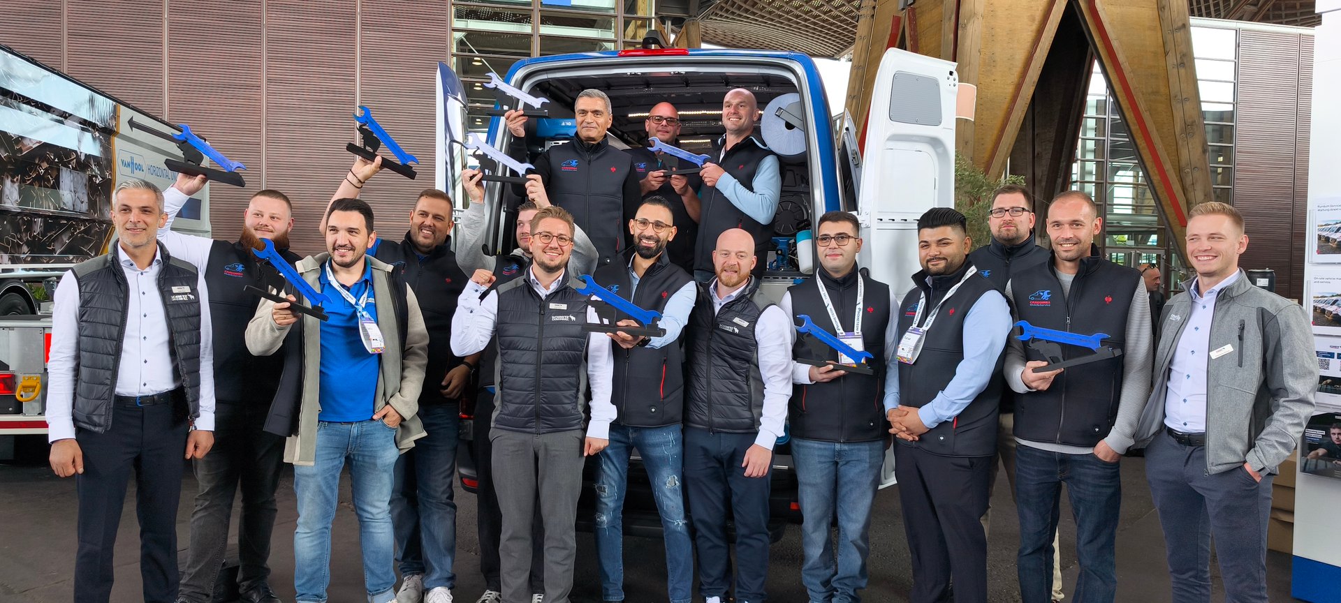 Franchise-Partner von Schmitz Cargobull mit Auszeichnungen vor dem Service-Van