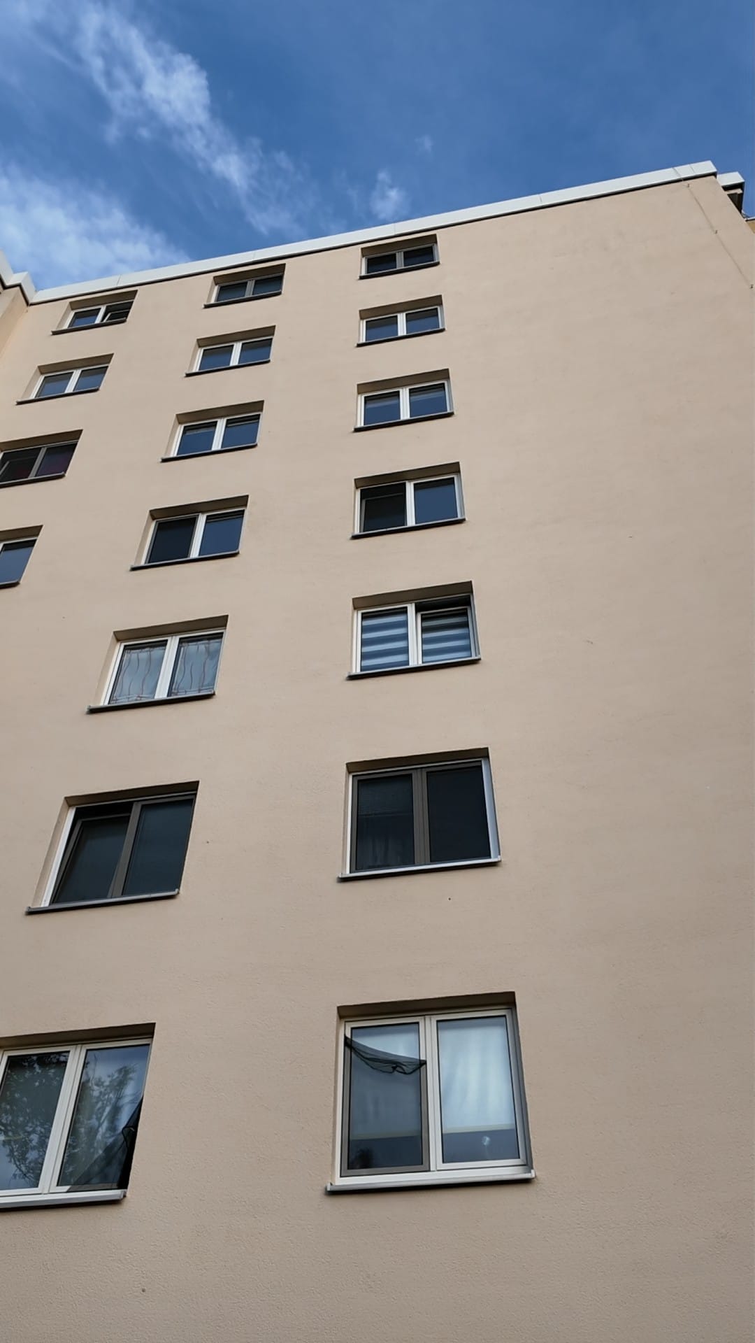 Dasselbe Mehrfamilienhaus nach der Reinigung in warmem Beige