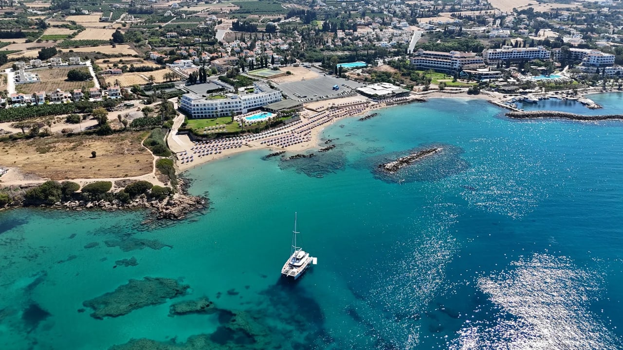 Luftaufnahme von Coral Bay im Bezirk Paphos.