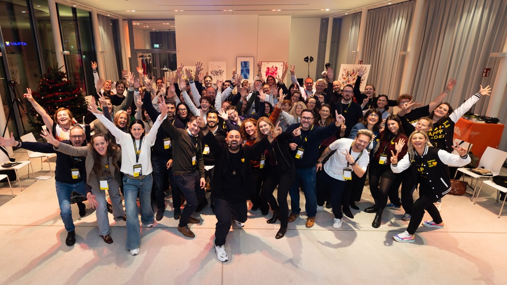 Jubelnde Teilnehmer:innen des Future Leadership Day 2025 mit Ali Mahlodji