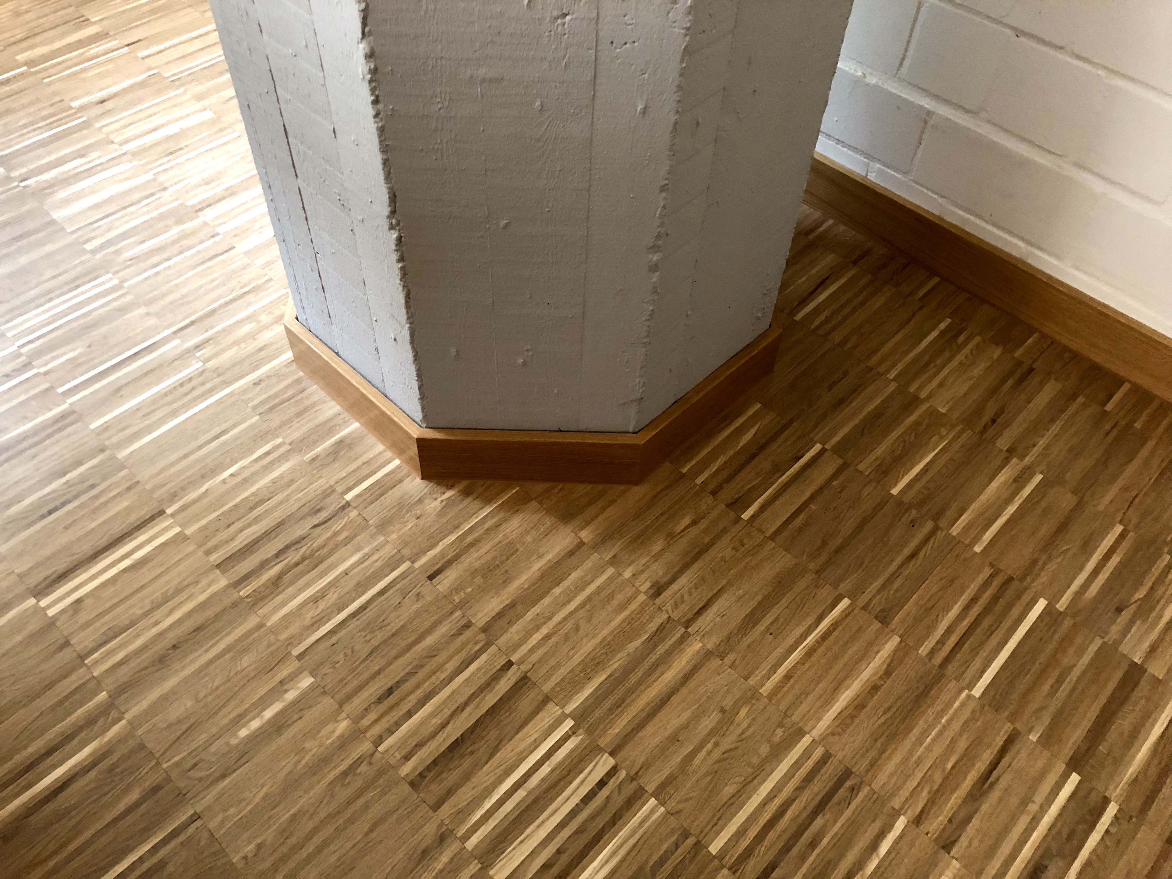BBS II Göttingen – Detailansicht des Holzbodens an einer Betonsäule