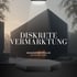 Moderne, dunkle Architektur mit Text "DISKRETE VERMARKTUNG WOHNPORTFOLIO LEIPZIGER LAND" und Scheinwerferlicht.