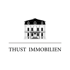 Schwarzes Logo auf dunkelgrünem Hintergrund mit einem stilisierten Gebäude und dem Text "THUST IMMOBILIEN" darunter.