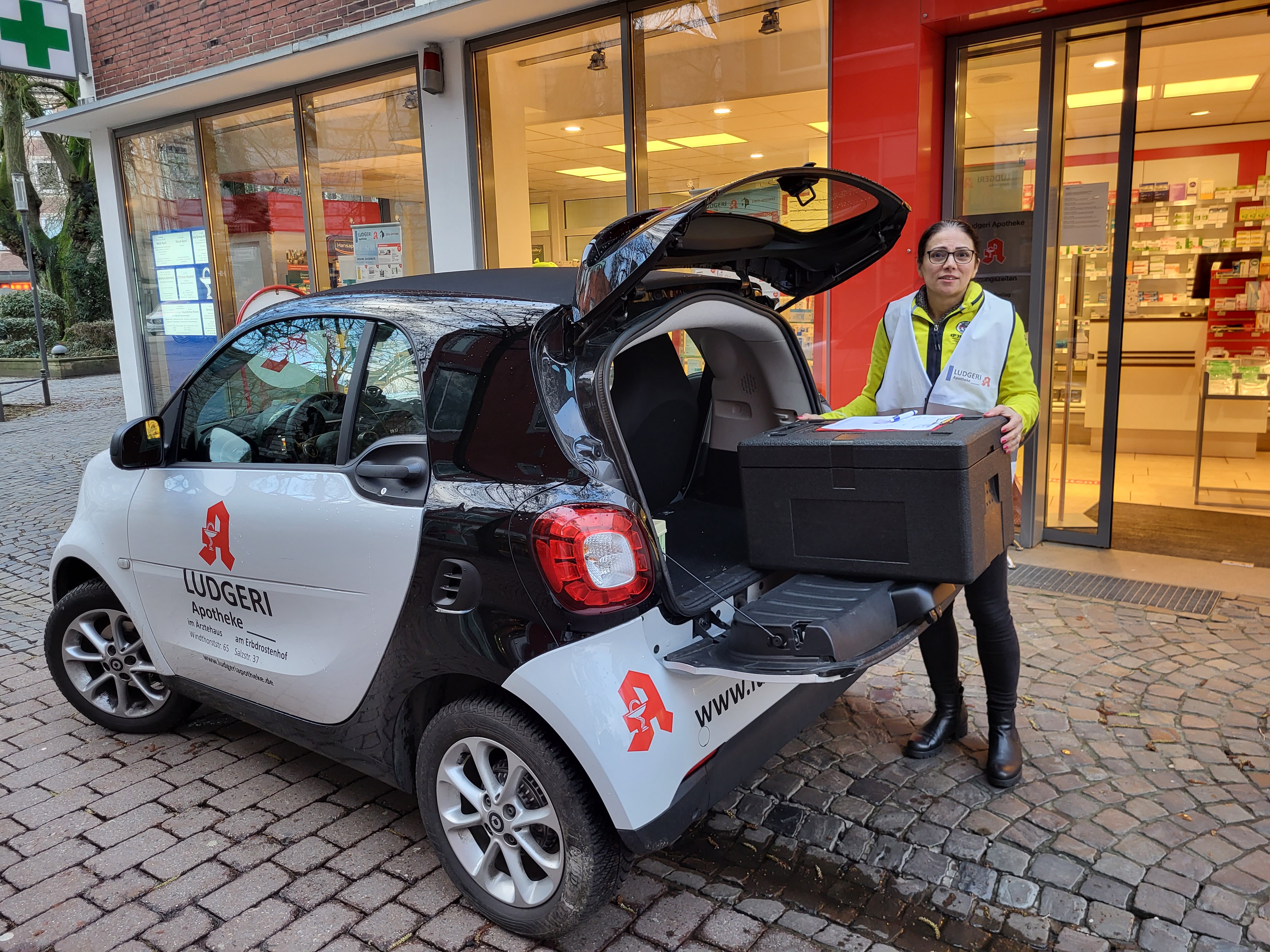 Mitarbeiter des Botendienstes bei einer Lieferung in Münster