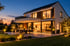 Fertiges Einfamilienhaus mit Smart-Home-Beleuchtung im Abendlicht