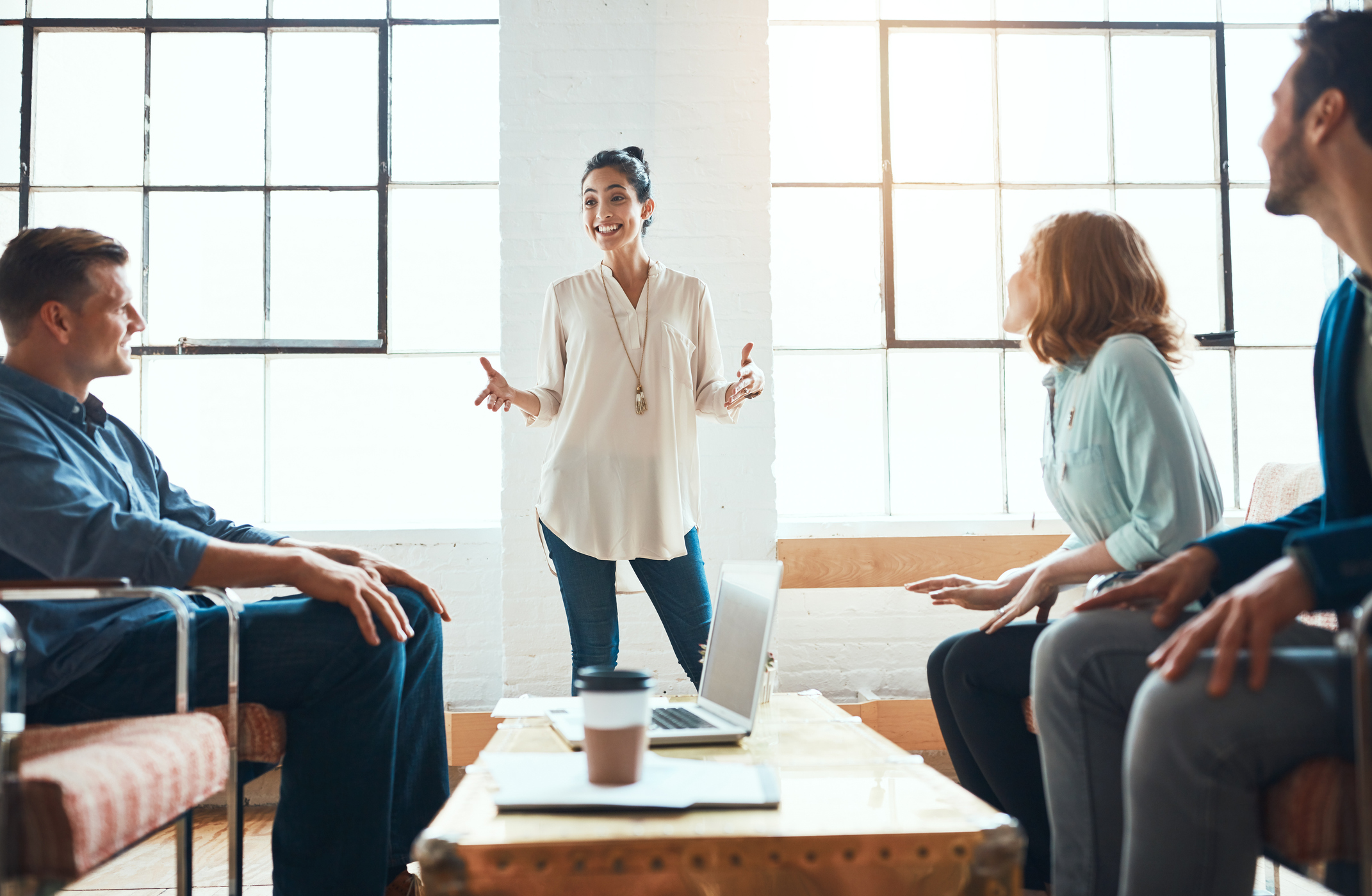 Moderatorin führt eine Gruppe durch einen Workshop
