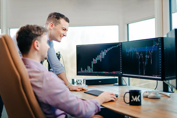 Unternehmer am Arbeitsplatz mit Finanzcharts