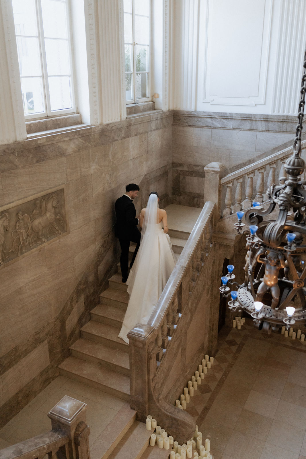 Brautpaar auf der großen Treppe von Schloss Garath.