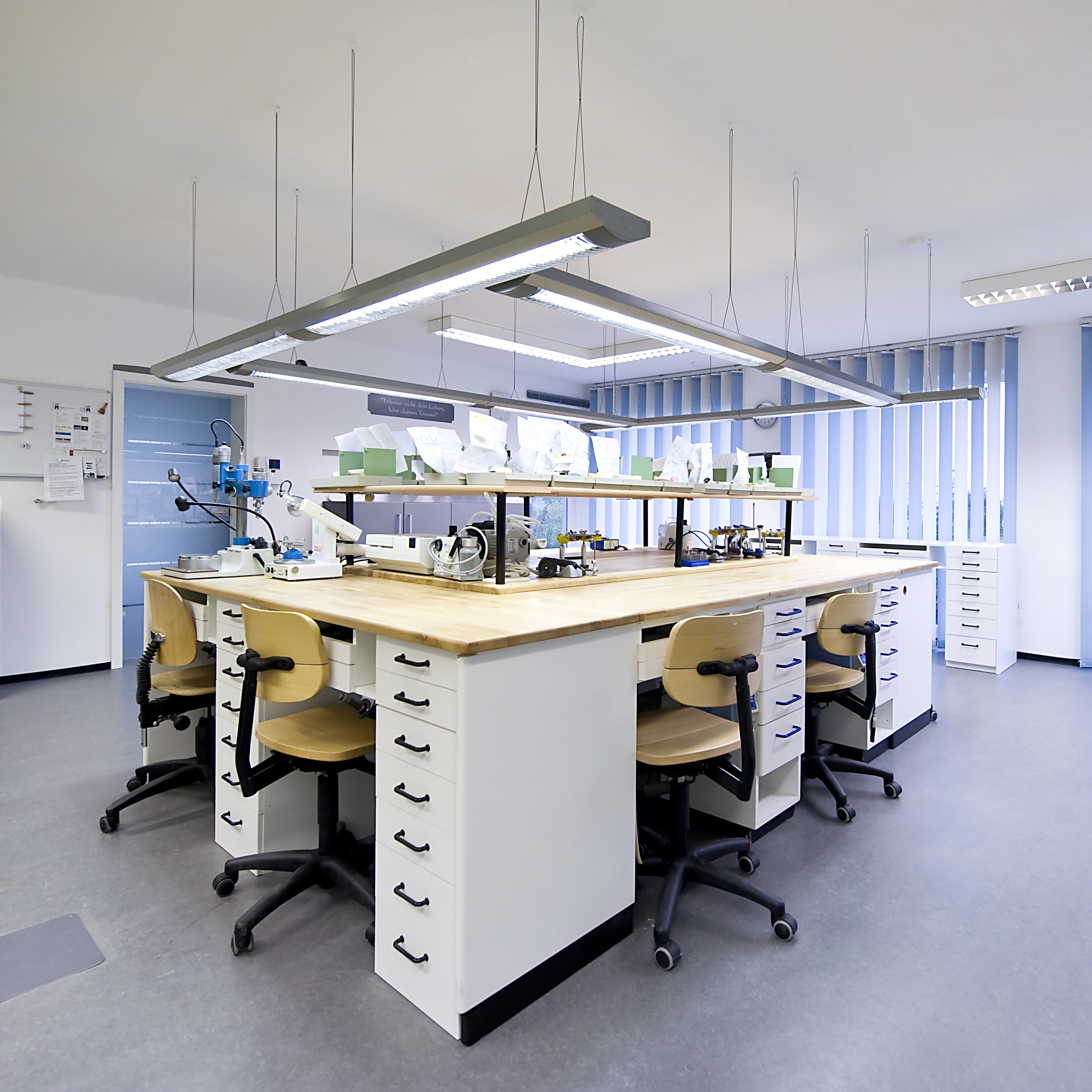 Zahntechnische Arbeit im Labor von ADU-Dental, dem Handwerk aus der Anfangszeit seit 2003