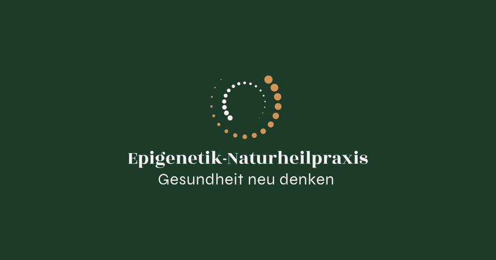 Ein spiralförmiges Logo aus weißen und orangefarbenen Punkten über dem Text "Epigenetik-Naturheilpraxis Gesundheit neu denken." auf grünem Hintergrund.