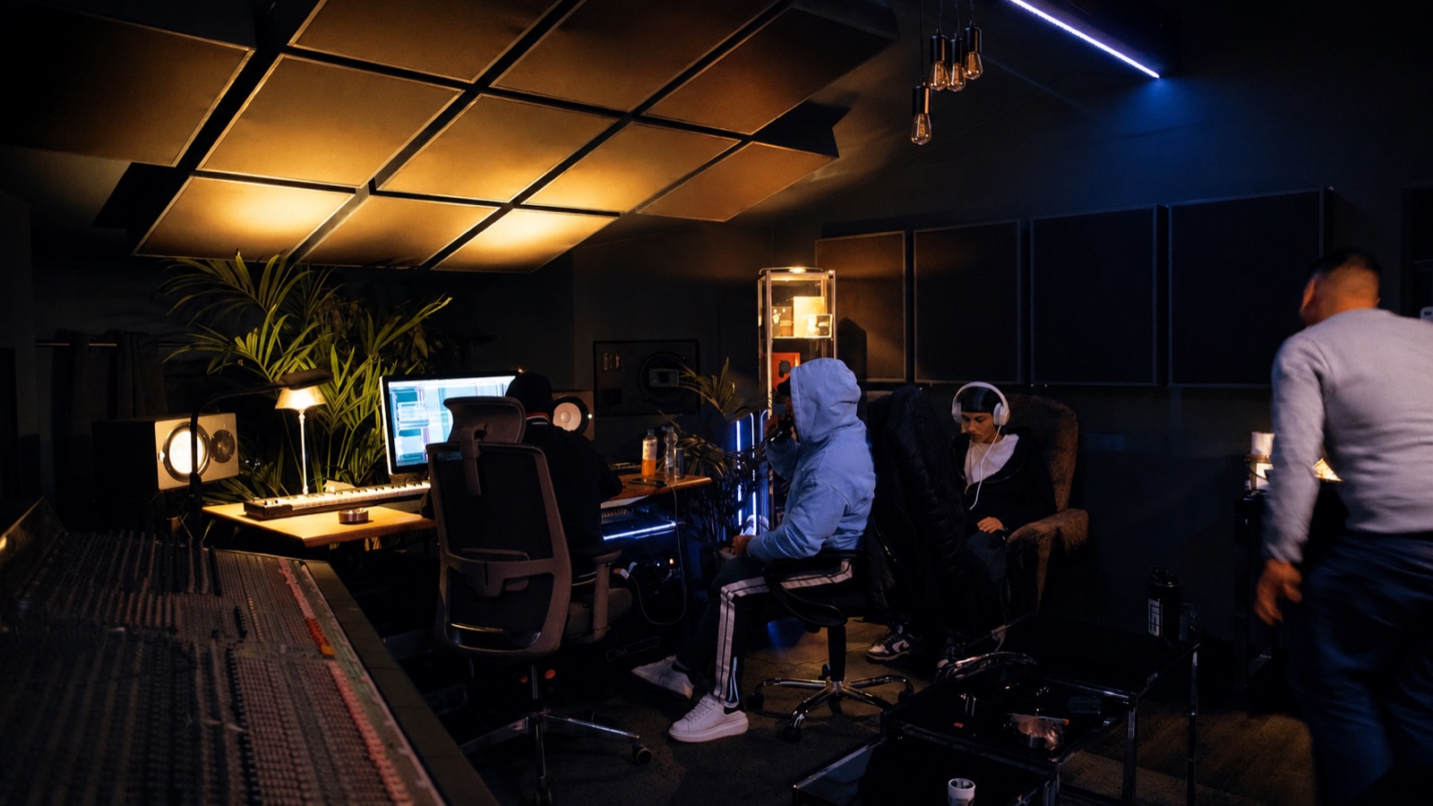 Regieraum mit Akustikdecke und Arbeitsplätzen im Studio Gelsenkirchen