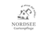 Logo: Haus, Bagger, Rasenmäher, darüber "wi mook dat schier!", darunter "NORDSEE Gartenpflege"