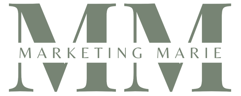 Logo von Marketing Marie mit großen grauen "M"-Buchstaben, umgeben von kleinerem Text.
