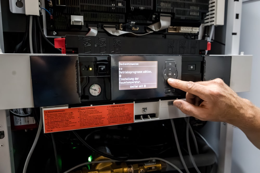 Techniker bei der Heizungswartung