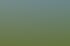 Luftaufnahme eines Tennisplatzes mit rotem Sand, umgeben von grünen Feldern, Bäumen und einem Haus unter blauem Himmel.
