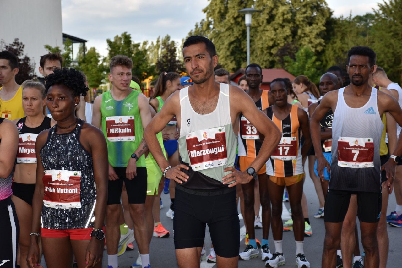 Startfeld beim 10-km-Lauf in Karlovac mit Julia Mayer