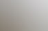 Helles Büro mit Schreibtisch, Computer, Drucker, Bürostuhl und zwei Holzschränken auf Rollen.