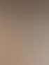 Moderner Empfangstresen mit zwei Monitoren, floraler Hängelampe, Logo an der Wand und dekorativen Kerzen im Innenraum.