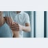 Detailaufnahme einer physiotherapeutischen Schulterbehandlung