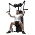 Mann in weißem T-Shirt und schwarzen Shorts trainiert auf einer Brustpresse im Fitnessstudio.