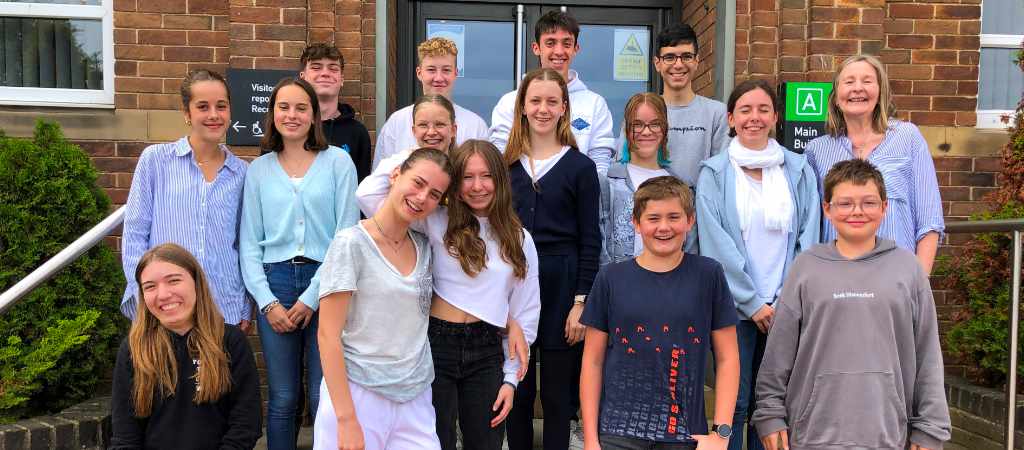 Die Klasse vor dem Schulgebäude in Scarborough