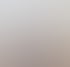 Eine lächelnde Frau mit Brille auf dem Kopf sitzt in einem Sessel und gestikuliert mit den Händen.